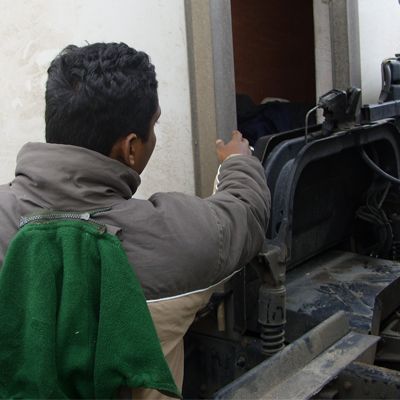 Един от шестимата бегълци от Бангладеш показва тайника в камиона, в който са се крили