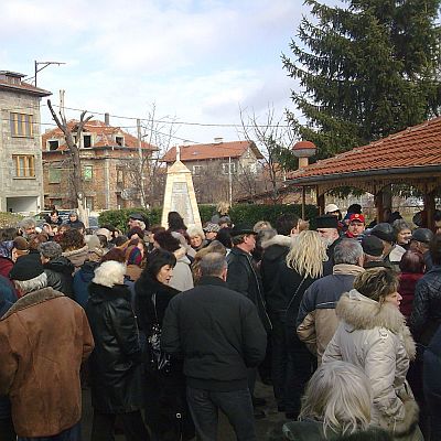 Този път горубци се събраха на протест в двора на църквата