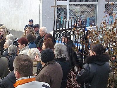 Членовете на старото църковно настоятелство викнаха полиция