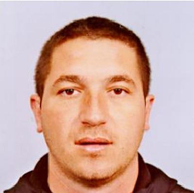 Мъж закла децата си, подпали къщата си и избяга
