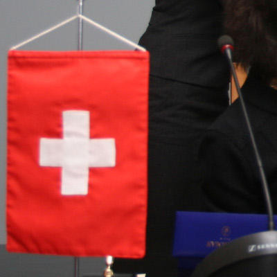 Швейцарците гласуват на референдум за таван на бонусите