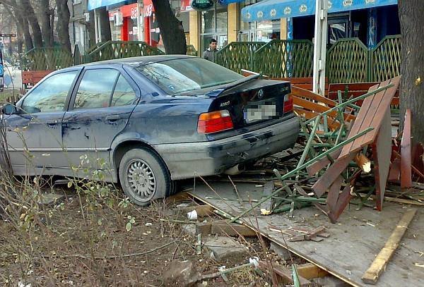 Шофьор с БМВ влетя в заведение