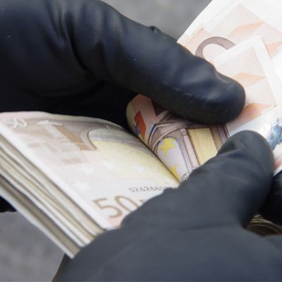 Инспектор по труда задържан с 1000 лв. подкуп