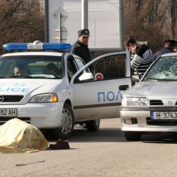 Шофьор прегази двама възрастни, бабата загина