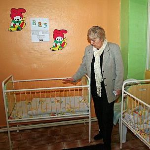 Медицинска сестра връзва сираци с чаршафи