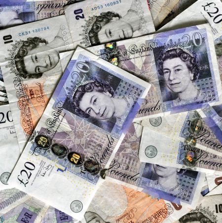 Данъчни пратиха сметка за £14 трилиона на железничар