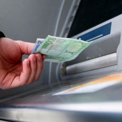 ДСК предлага парите на емигрантите и през банкомат
