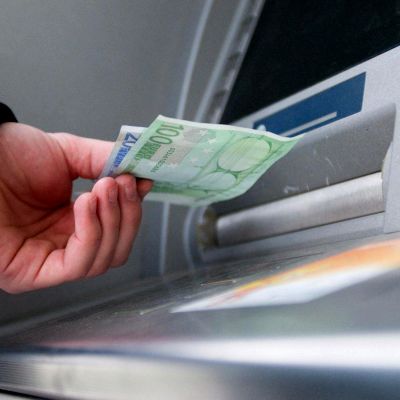 Изтеглили от банкомат в Перу заплатата на барман в Дюни