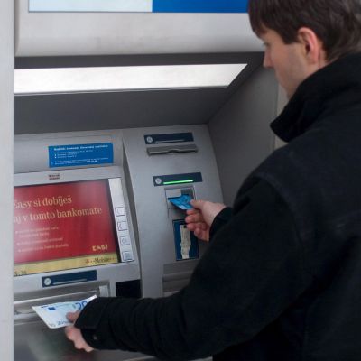 Единствено Първа инвестиционна банка (ПИБ) и Банка ДСК ще имат дежурни клонове