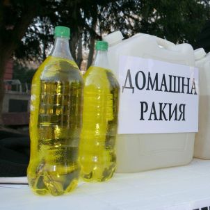 Според митничарите ракията е била приготвена за продажба