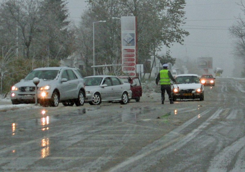 Снегът затвори пътя за ГКПП Гюешево