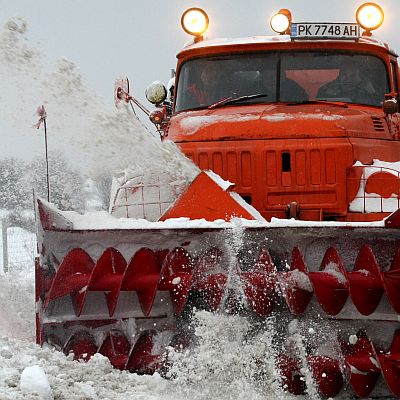 Над 3 000 снегопочистващи машини ще осигуряват проходимостта на 20 000 км пътища