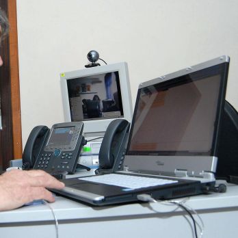 Софтуерна грешка спря нета и банкомати в половин България