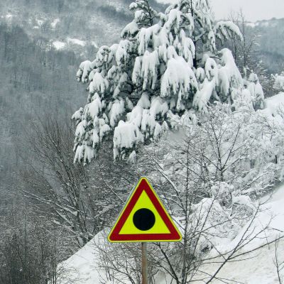 Младежи в неизвестност в планината