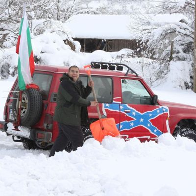 Ентусиасти изринаха снега в опасното село Мечка