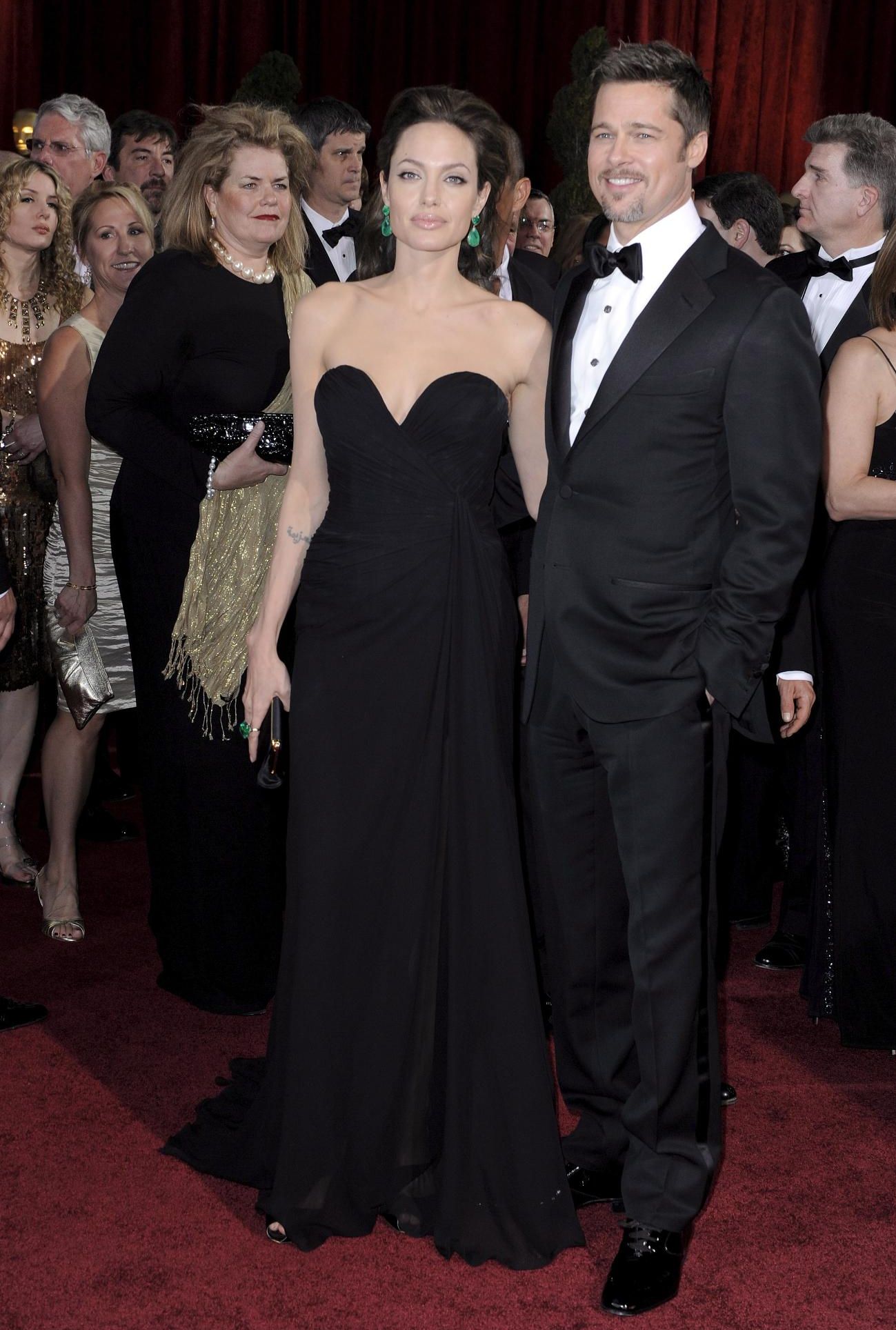 Анджелина Джоли - с рокля на Elie Saab и чанта Lana Marks, до Брад Пит, който носи смокинг и обувки на Tom Ford и бижута David Y