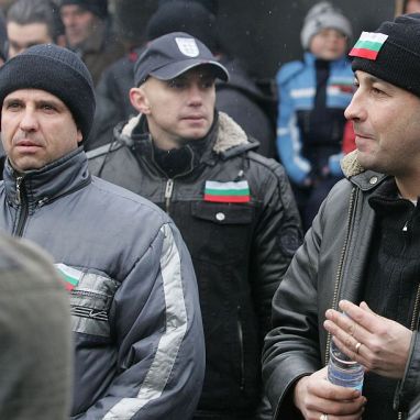 Полицаи и железничари на протест