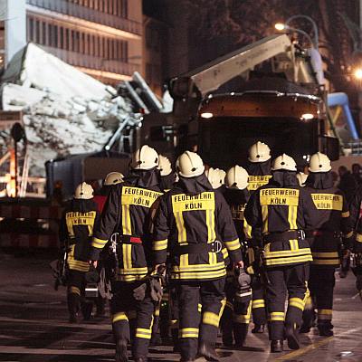 Трима затрупани под срутените сгради в Кьолн