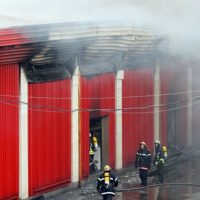 Горя базарът ”Илиянци”, хале се наклони опасно