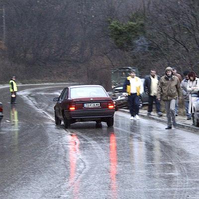 Полицай пострада, докато помагал на катастрофирали