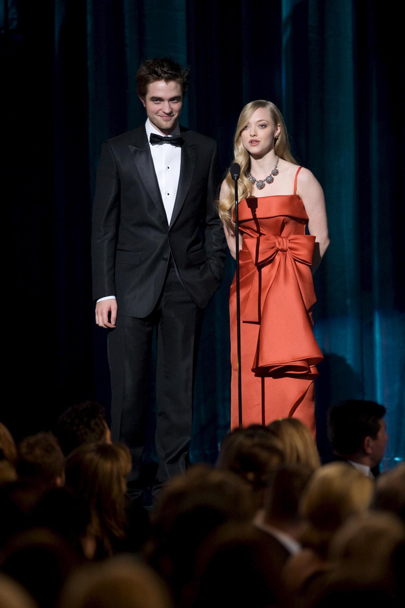 Робърт Патинсън и Аманда Сейфрид на церемонията по връчването на Оскарите