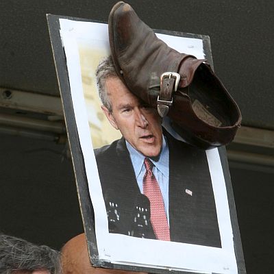 Протестиращи тъпчат портрет на Джордж Буш младши