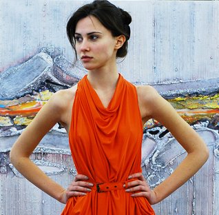 Топмодели позираха без грим с абитуриентски тоалети