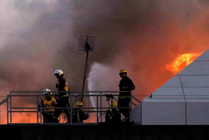 Пожарникарите се борят с огъня повече от 13 часа