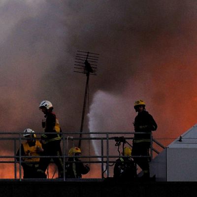 В борбата с пожара са се включили стотина пожарникари