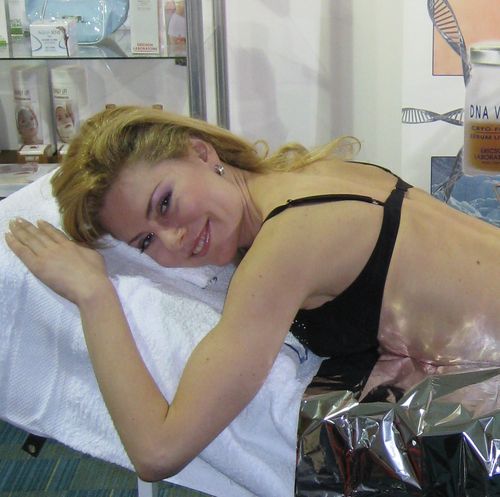 Деси Банова се разходи по бански на изложение