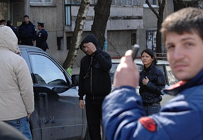 Приятели на роднините (в средата) на убития Васил Ч. се опитват да ги скрият от фоторепортерите