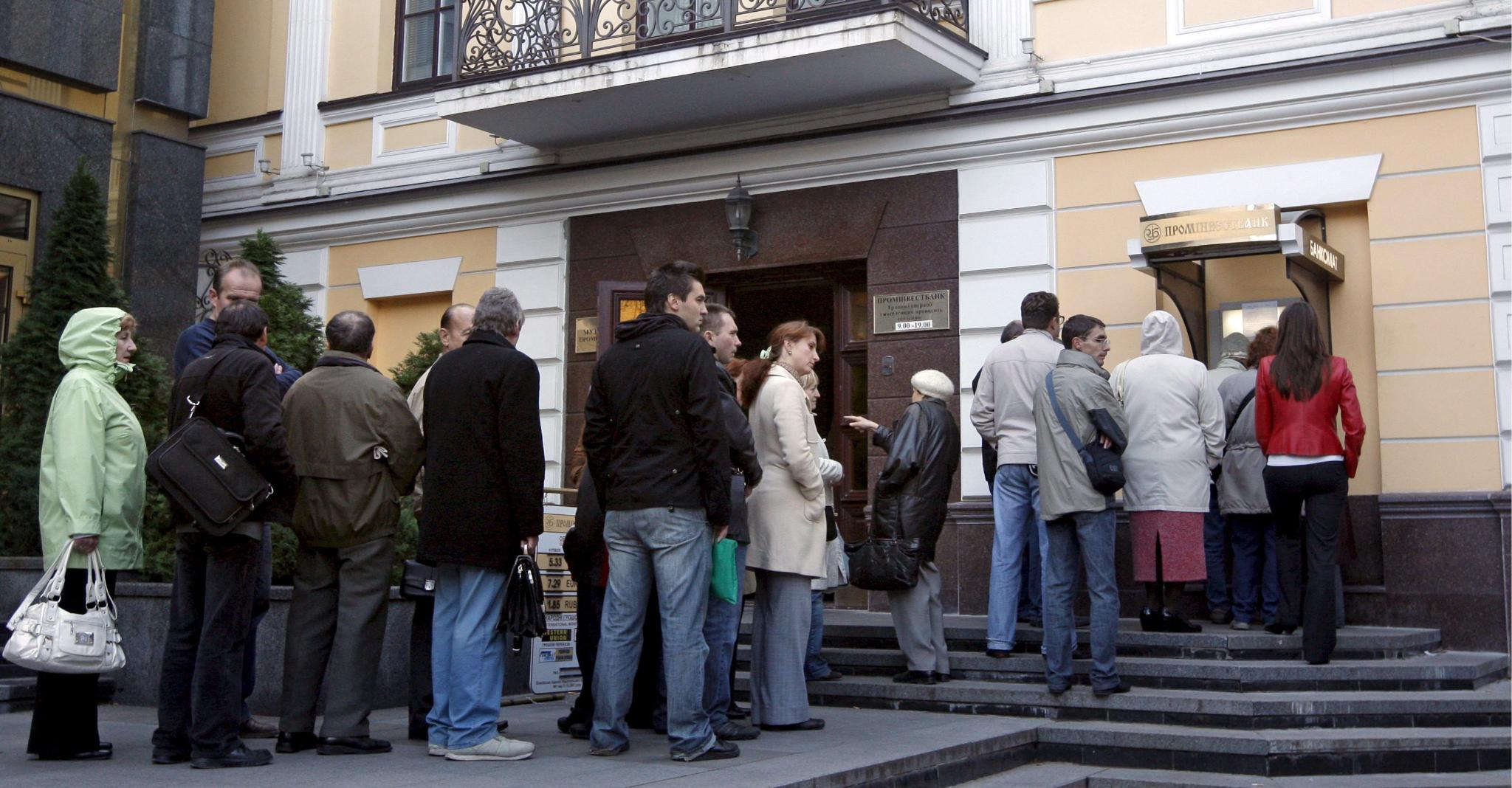 Опашка пред банка в Украйна. Страната е една от най-засегнатите