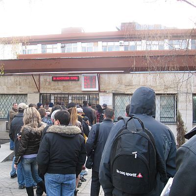 И зиме, и лете опашките пред столичната Пътна полиция не намаляват