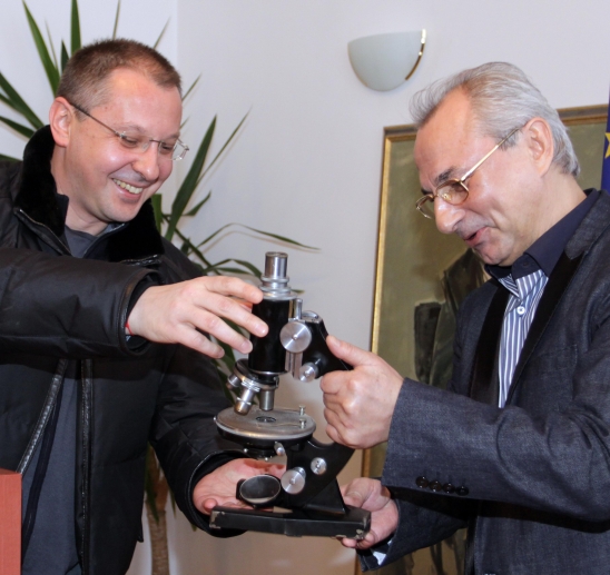 Сергей Станишев подарява микроскоп на Ахмед Доган