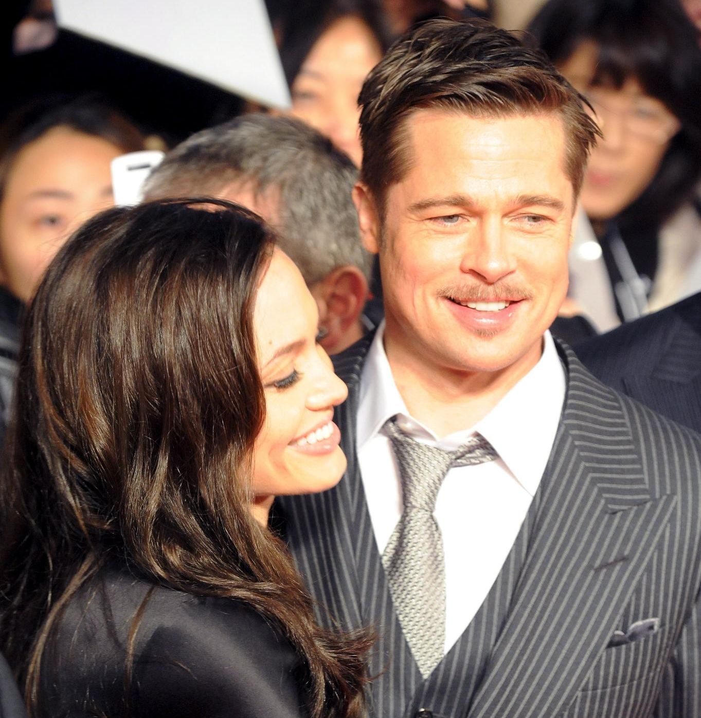 Брад се моли на Анджелина за сватба