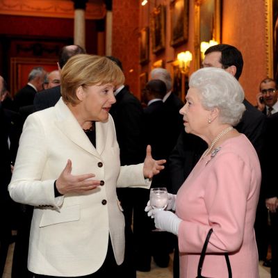Ангела Меркел разговаря с британската кралица Елизабет на срещата на Г-20 в Лондон