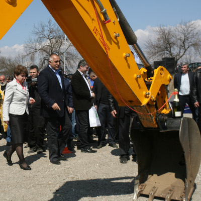 Първа копка на завода бе направена на 3 април