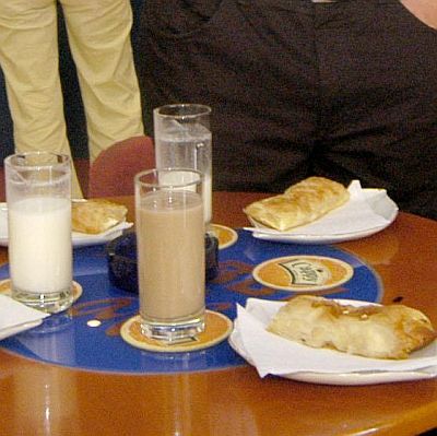 Опашки от чужденци за банички с боза