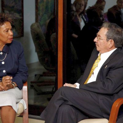 Раул Кастро разговаря с конгресмена Барбара Лий