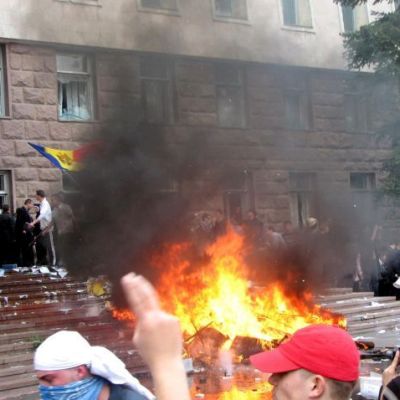 Хиляди молдовци превзеха парламента
