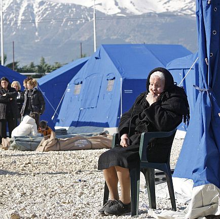 Останалите без дом в Акуила са настанени в палаткови лагери