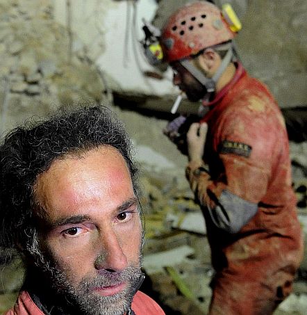 Алдо (вляво) бе спасен след 24 часа престой под развалините в Акуила