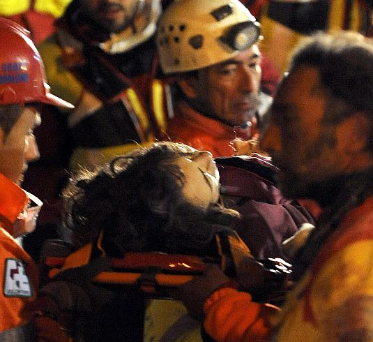 Марта Валенте, извадена жива след 24 часа престой под развалините на нейния дом в Акуила
