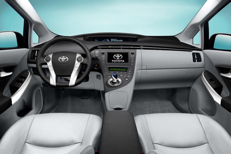 Toyota изтегля 3,8 млн. коли заради постелка под предната седалка