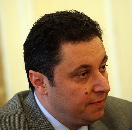 Яне Янев си направи парламентарна група