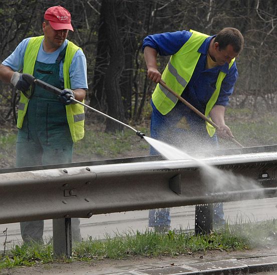 Работници почистват мантинелата по булевард  Пейо Яворов  в София
