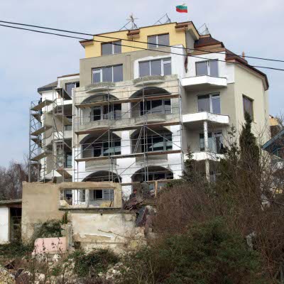 Огромни хотели вдигат при Кабакум