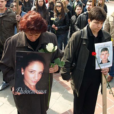 Засадиха вечнозелено дърво пред съда в памет на Радостина