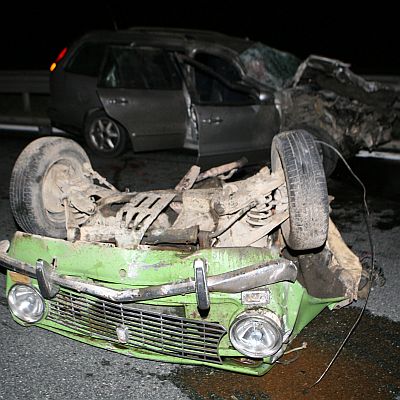 Жесток удар разполови жигула на магистрала