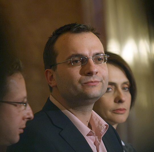 Съдът излезе с политическо решение за СДС